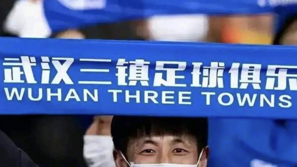 他揉捏她两乳不停呻吟小视频